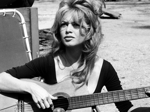 And on guitar: Brigitte Bardot. When I look at such photos, I always wonder: What is she playing?