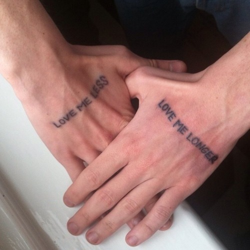 Pequeños Tatuajes — Pequeños tatuajes coincidentes que dicen “Love me...