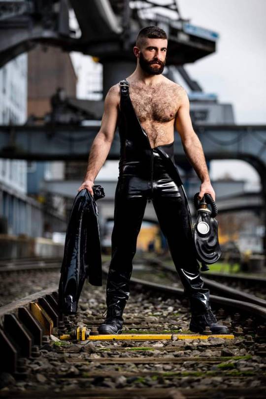 kilker:  Pic by the amazing Slick Rick Photography. #Rubber #Gas Mask #Fetish 