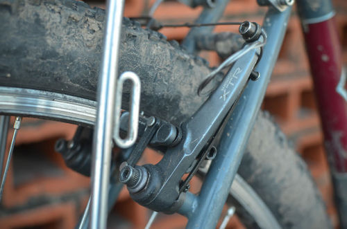 kwailo:  rivbike:  Jeremy’s 54cm Hunqapillar. Racoon gnawed saddle bag and all. rivbike.com  Perfect