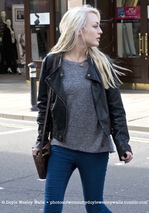 photosofwomenbydoylewesleywalls:  © Doyle Wesley Walls  —  Blonde Crossing a Street in Oxford, England  Shes nice👌