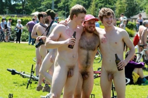 NakedMenInGroups