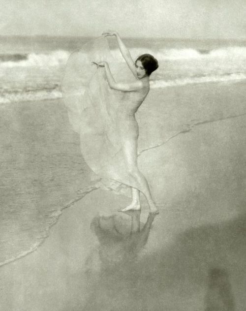 violentwavesofemotion:  Margaret Severn dancing c. January 1924ph. by Arnold Gente