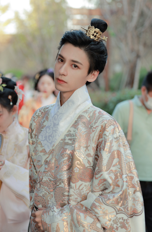 hanfugallery:chinese hanfu by 逸仚居 This type of hanfu is called mangpao/蟒袍 (lit. &ldquo;python robe&r