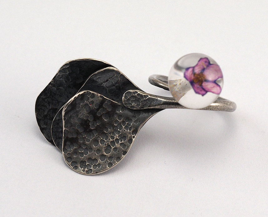 culturenlifestyle:Art Nouveau Rings with Encapsulated Flowers and Resin by Sylwia