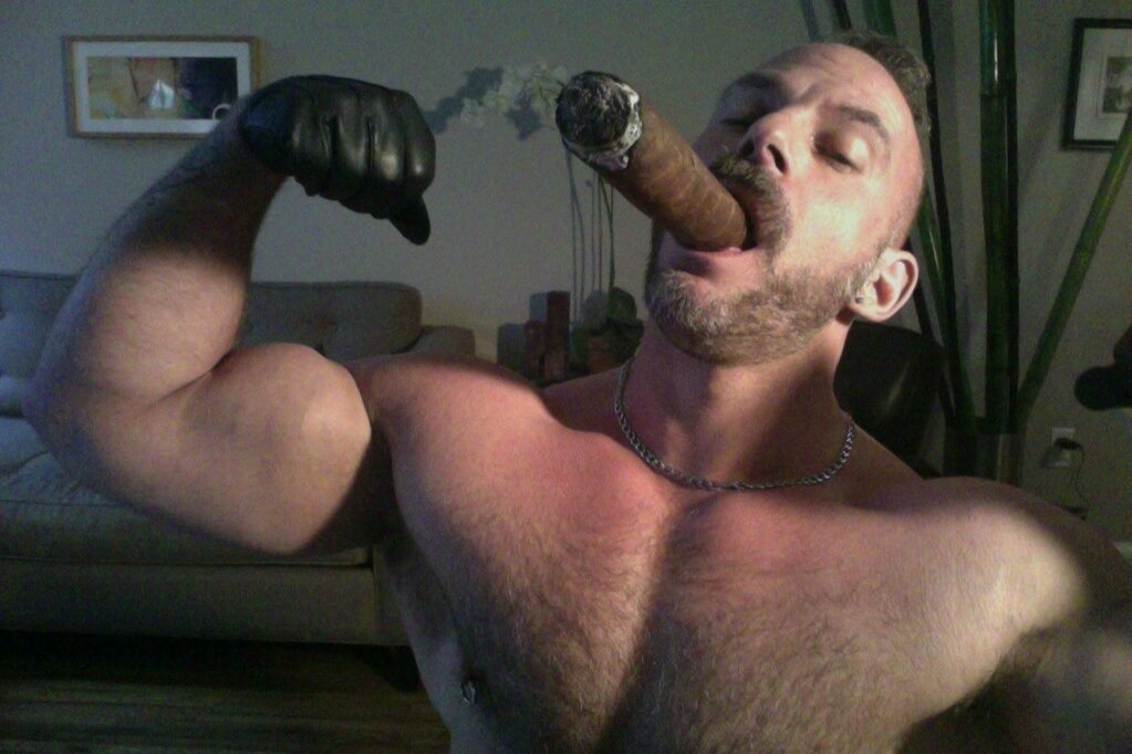 sservus88:  drlatex:  Samuel Colt yummy fat cigar. Damn hot man and one of my fav