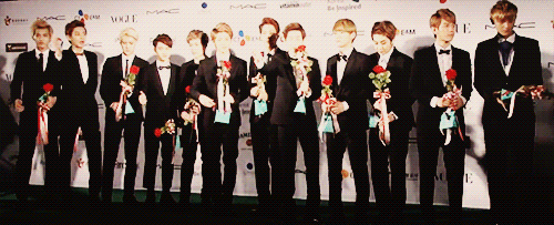 krisl3ve:Chanyeol who is not the leader but kept ordering around