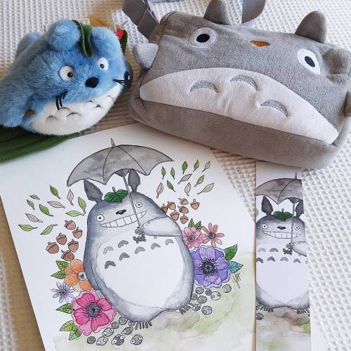 Totoro por todos os lados, porque ele é puro amor Tem arte impressa e marca-páginas dele lá na loja 