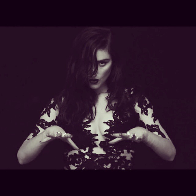 lucyfuruk:  Loving this video. #Banks #goddess #BegginforThread
