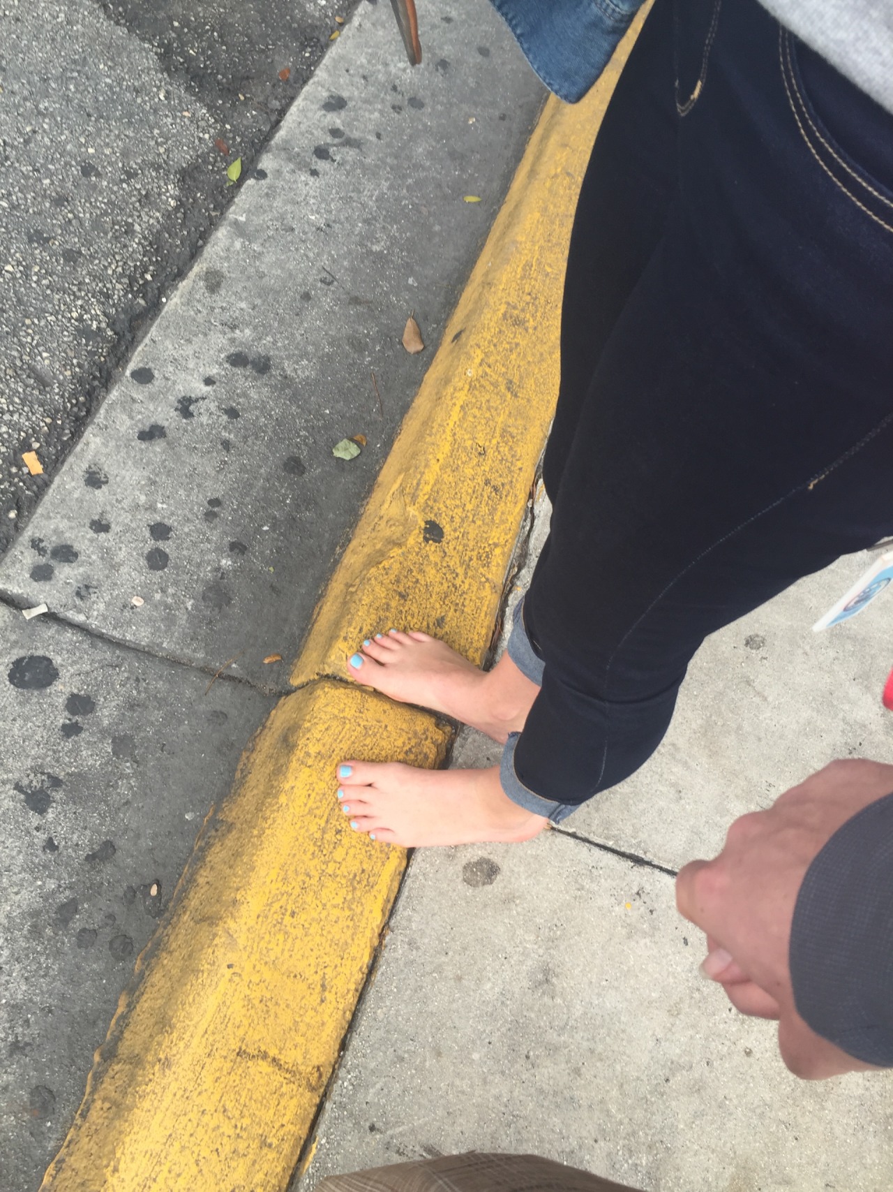 linkasfeet: Walking around barefoot in public made my soles so dirty…