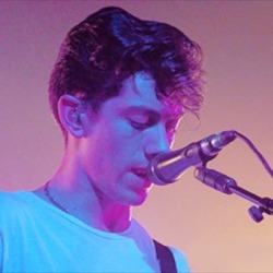 vinylpacks:Alex Turner 💓 Like or reblog