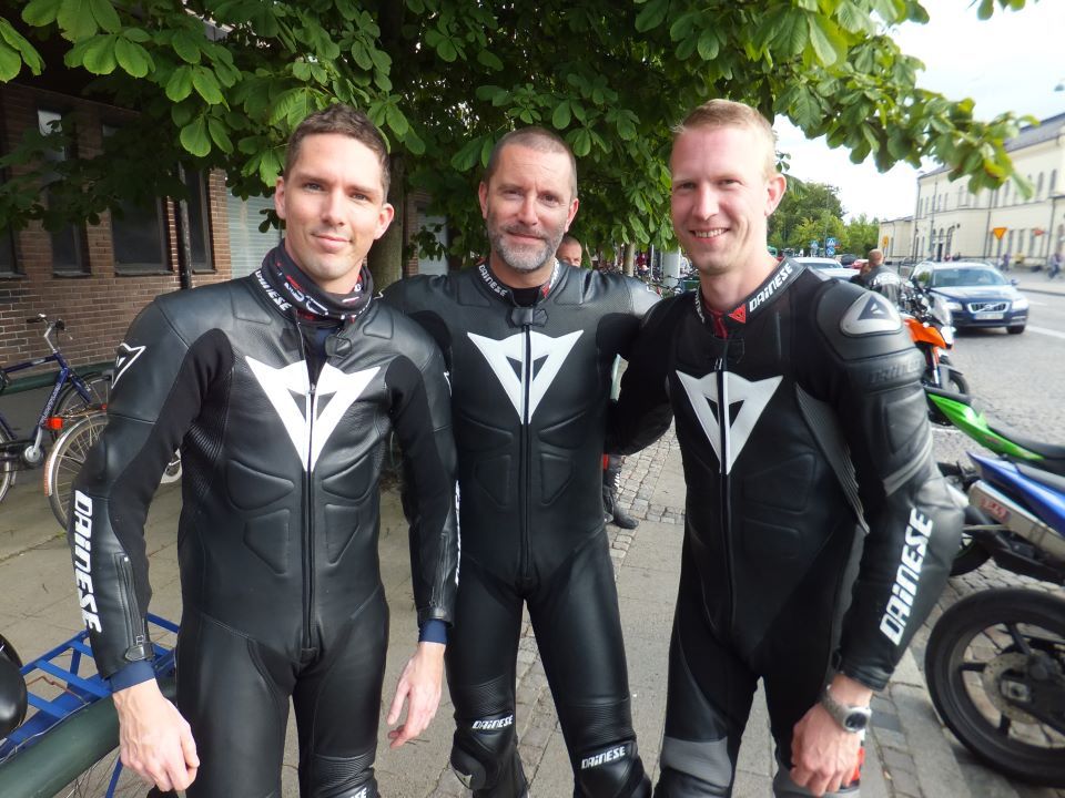 sportivhz:  Wonderful presentation of Dainese leather suit … 
