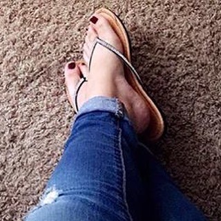 hercutetoes: Got a thing for hot chicks with cute feet? Find one near you that’s looking to hook up.