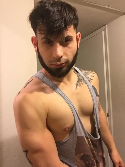 betomartinez:Followmy buddy PM’s blog for more info and pics of him like this!  Check him outand hit him up.IG:PAMGXXVhttp://fresszzhh.tumblr.com/Beto’s Corner http://betomartinez.tumblr.com/  I’m so Glad I found his Videos !😍😍