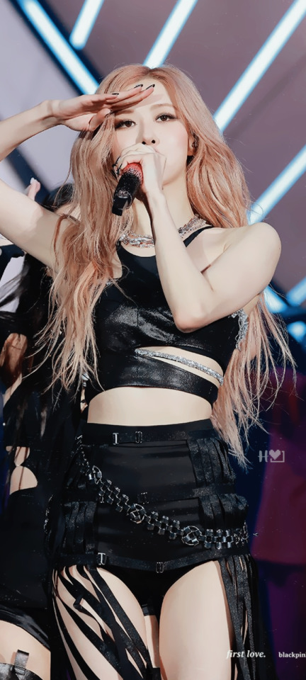 hwchaey:                         ๑  ✿ : ( rosé ) ; coachella !                            like / reblog if u save it