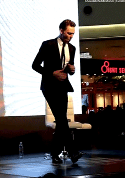 hiddlestonfan:chocolatehiddlestoner:Chris talking about Tom’s dancing. xI love you Chris.I love his 