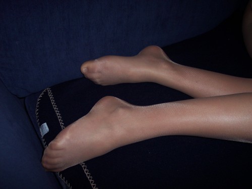 troup: Nice feet would love to smell and kiss them and your tights