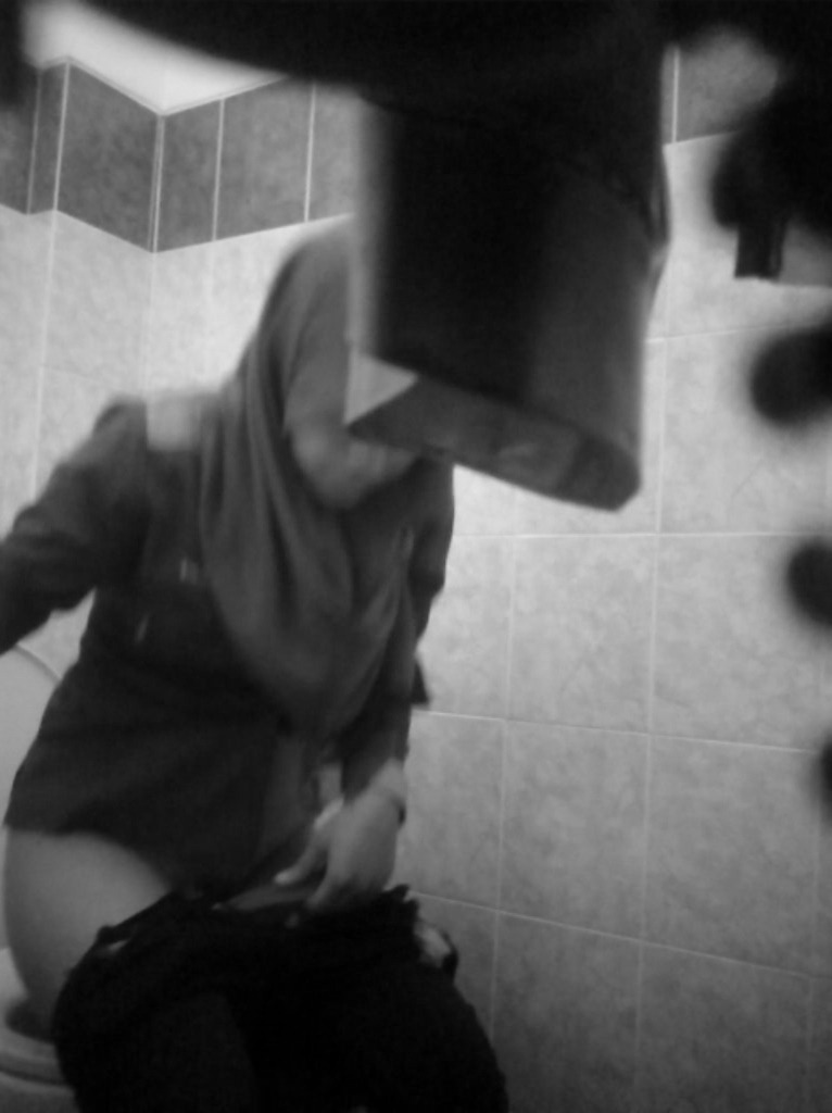 sultanbluenusantara:  skodeng tudung kat toilet