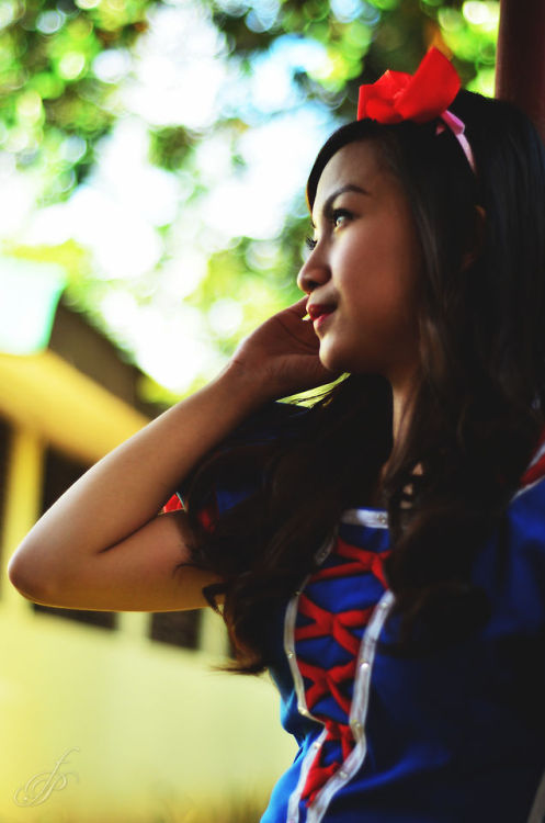 fayepalad:  Snow White Cosplay (by Miles Moreno) Photo by x