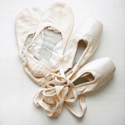 kristenmerieandacupoftea:  After about a year and a half of getting back into ballet, I finally got into pointe shoes again this morning. It wasn’t easy, but I did it. And that in itself is kind of a miracle. 😂 (at New York, New York)