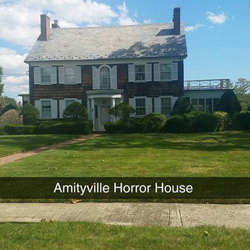 Drive by. Mother and daugther day. #amityville #amityvillehorror #amityvillehouse #amityvillehorrorh