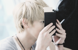 fan-qins:  ⓒ Kris being /)__(\  He has yaoi hands.