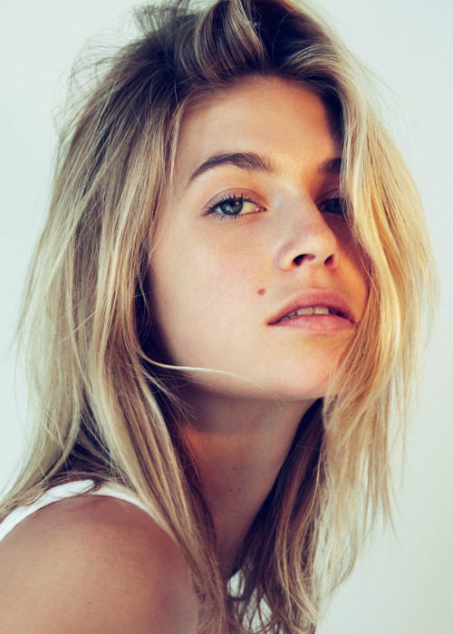 katiethompson:  Annie in my studio today. source: @katiethompson 