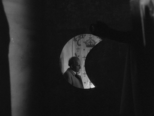365filmsbyauroranocte:  Films watched in 2015.Film 150: L’hypothèse du tableau volé (a.k.a. The Hypothesis of the Stolen Painting) (Raoul Ruiz, 1979) Nota: 6.5/10“What do you see? What do you feel? Is it pain or is it ecstasy that keeps you afloat