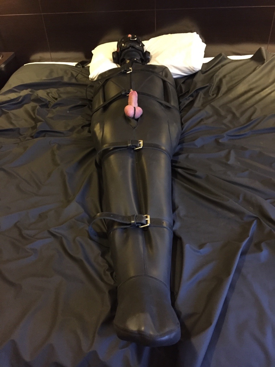 feelingknottycda:Whether it’s made of neoprene, rubber or leather, the true gimp