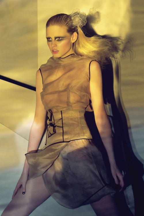 runninginheels90:Lara stone for British Vogue