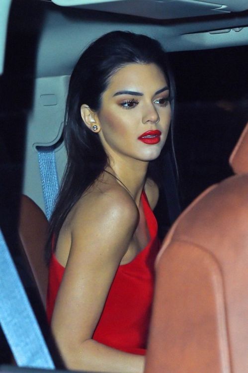 addictionly:  kxokardash:February 11th, 2015 - Kendall leaving the amfAR New York Gala in New York City  Omg