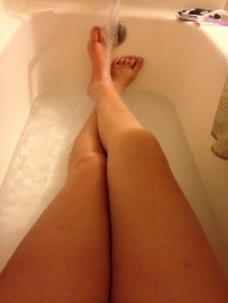 fiftyshadesofsweet:  Bath while pleasuring myself