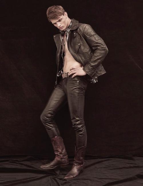 guysinleatherpants:  Follow @guysinleatherpants