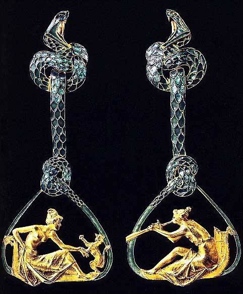 chthonic-cassandra:rjtyler:Earrings by Rene Lalique, c. 1900@terpsikeraunos