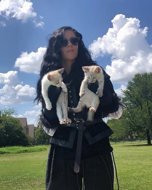 alexis-inculta:Me as Yennefer feat. my cats, Leslie Knope and Casper. I call this look, “Kitties On 