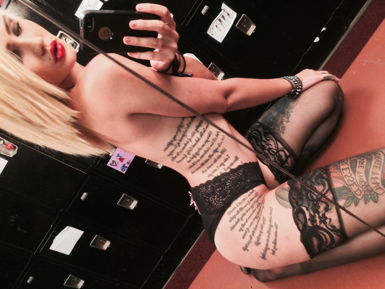 blaze-alexander:  abcdezzz:  Give me it all 💸💸💸  Godddddddd