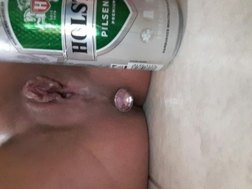 Wie versprochen, hier die Bilder der heutigen Einsendung. Extra für den Blog hat sich diese süße 18 jährige mit Bier in obszönen Posen abgelichtet. Wer bei dem Anblick nicht hart wird, ist entweder homosexuell oder hat ein medizinisches Problem!