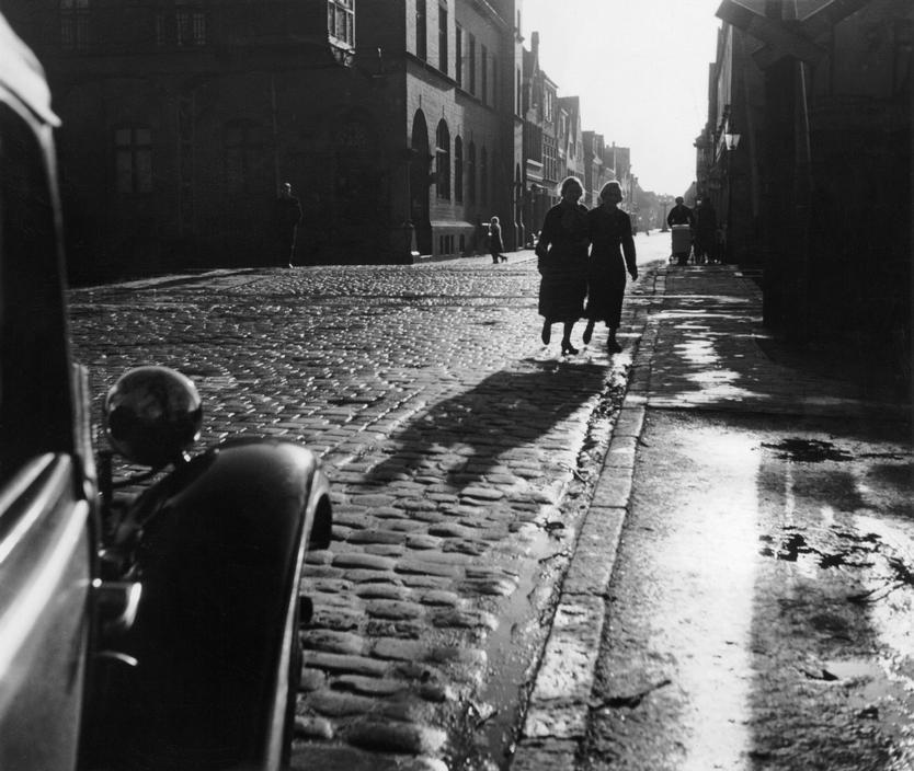 luzfosca:  Herbert List Hamburg. Altona street after the rain. 1930 Thanks to undr
