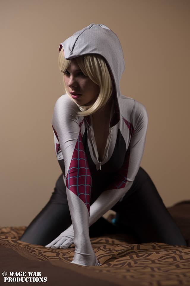   Spider Gwen cosplay shot at ColossalCon 2016 Photography by Wage War ProductionsSuit