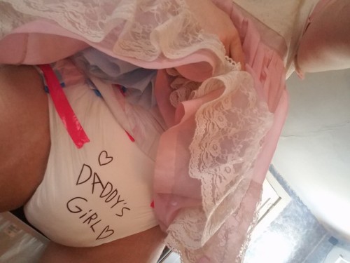 diapersissyslut:  padded-pride:  i love being daddy’s girl.  i’m currently in two soaked diapers and not allowed to change til morning   i feel so helpless and controlled knowing i don’t get to make decisions.  even something as simple as writing