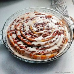 foodishouldnoteat:  Cinnamon roll cake  