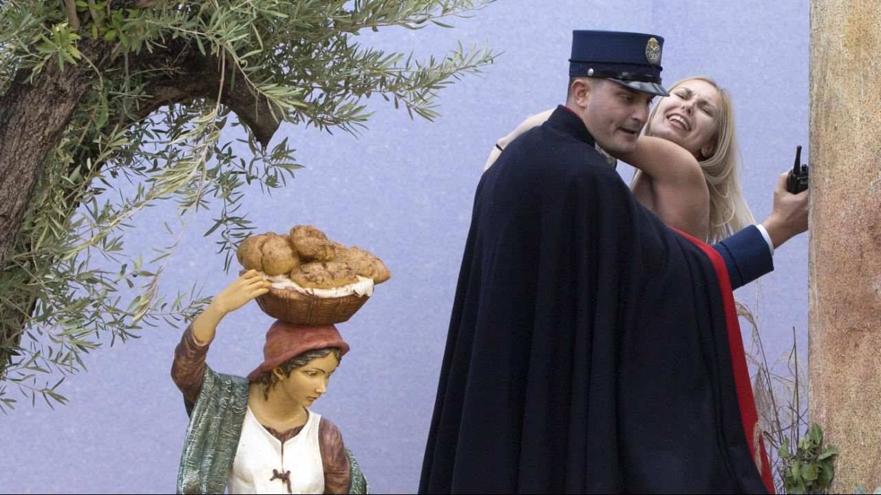 PESEBRE. Una activista del grupo Femen intentó arrebatar la estatua del Niño Jesús de la escena de la natividad situada en la Plaza de San Pedro en el Vaticano el jueves, 25 de diciembre de 2014. (Foto AP)