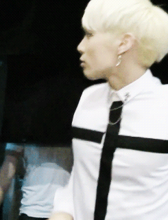 crossgrid:  the way jonghyun tucks in his shirt… 