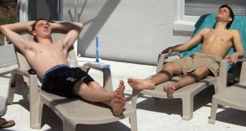 alpha-male-feet:  Couple of bros catching