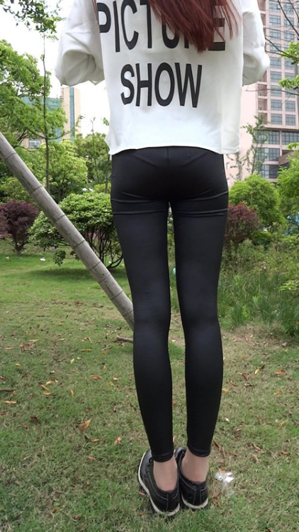 biyi1qie: 紧身裤 里面穿着丝袜  喜欢嘛 路上看得人好多。。。 下次记得拍路人的眼神，哈哈