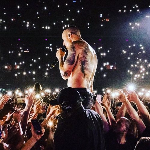 Words cannot explain how I feel about the world losing Chester Bennington he was a great musician one of my favorites one of my inspirations and one of my heroes. Rip. #notmyphoto #rip #chesterbennington  #linkinpark #hurt #pain #youareloved #youaremissed