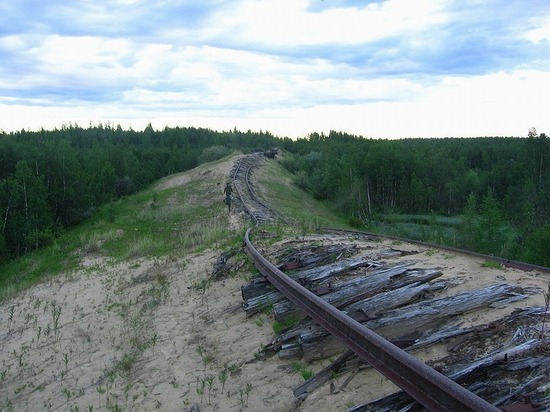 fuckyeahabandonedplaces:  Abandoned railway in Russia