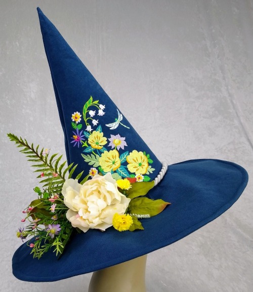 3friesshortofahappymeal:saraneth86:renaissance-hortulanus:sosuperawesome:Embroidered Witch HatsKiras