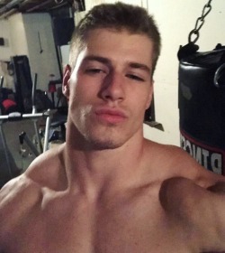 musclboy:  “Do you even lift, bro?”