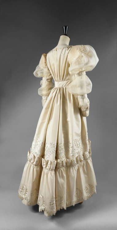 fripperiesandfobs: Wedding dress, 1830-35 From Drouot  